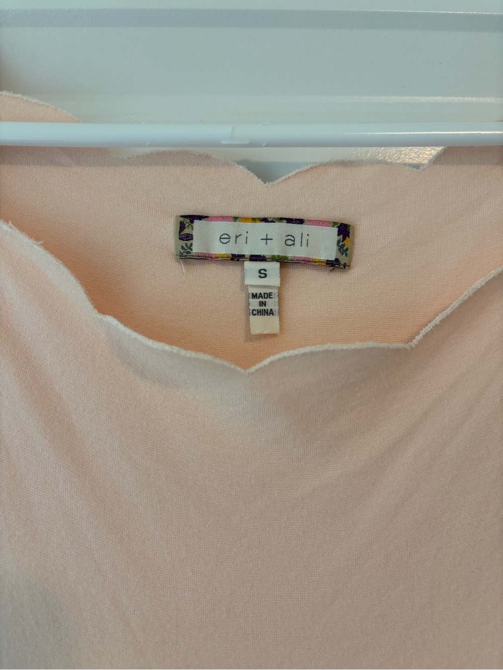 eri + ali Peach Scalloped Neck Tank Top Lightweight Sleeveless Blouse Size S - Picture 3 of 8